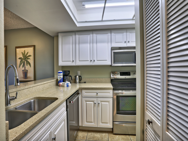 Luxurious Bayfront Condo Steps to beach